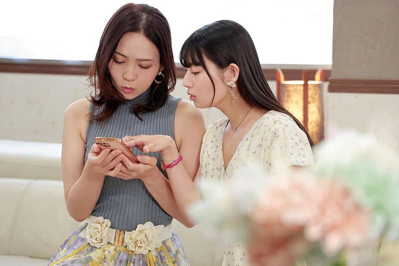 Người phụ nữ có chồng rủ cô bạn thân cùng ngoại tình với trai trẻ qua mạng